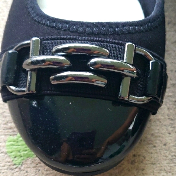 Like new "Anne Klein" sport black flats with silver chain on toe section - Picture 3 of 11